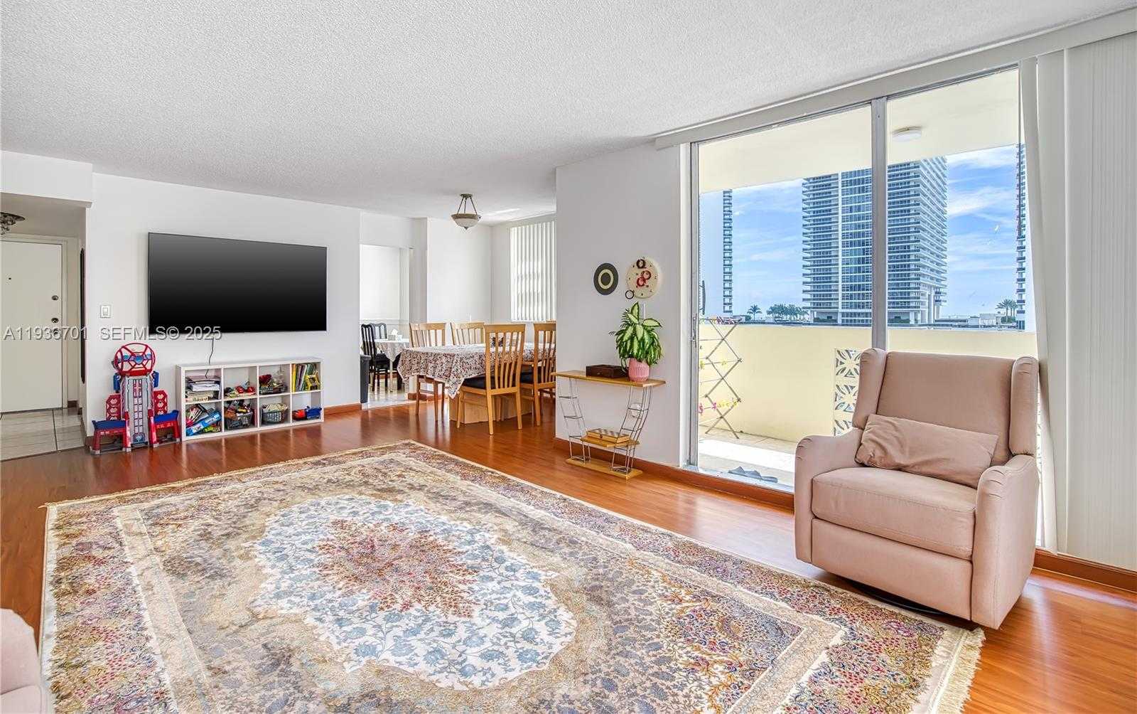 Small Image of 1833 SOUTH OCEAN DR #902, Hallandale Beach Number 3