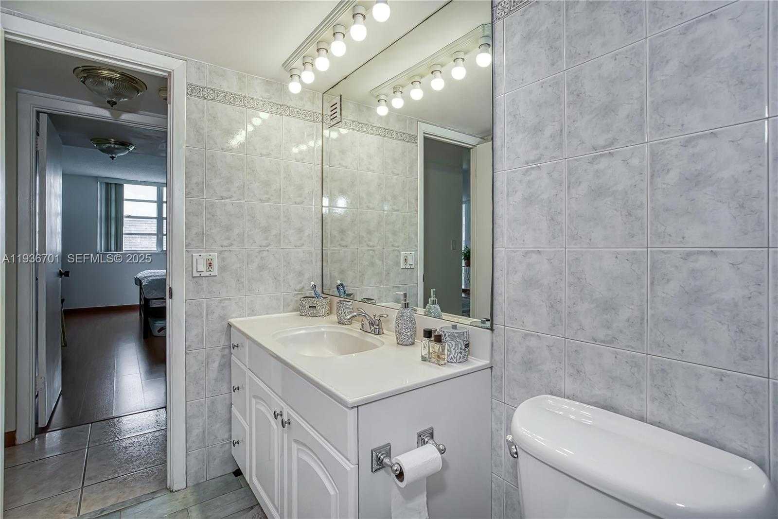 Small Image of 1833 SOUTH OCEAN DR #902, Hallandale Beach Number 8