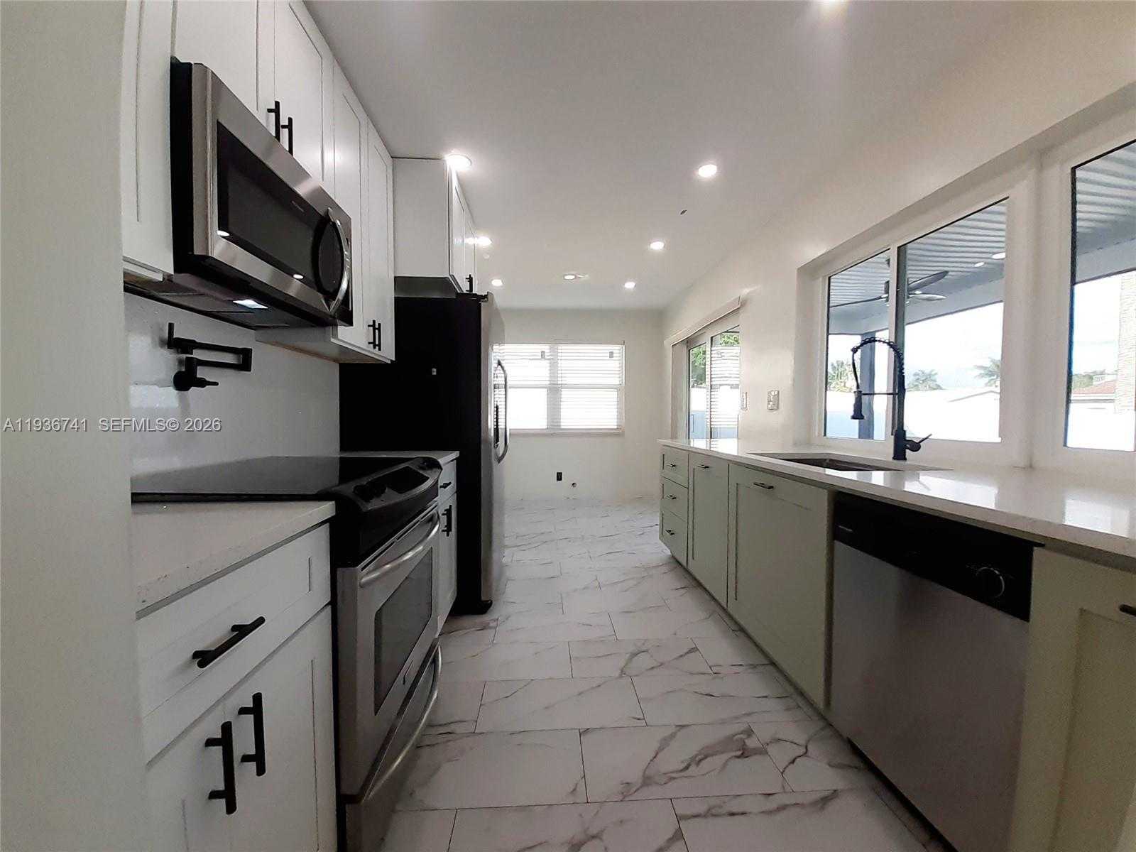 Small Image of 2109 NORTH PARK RD, Hollywood Number 2