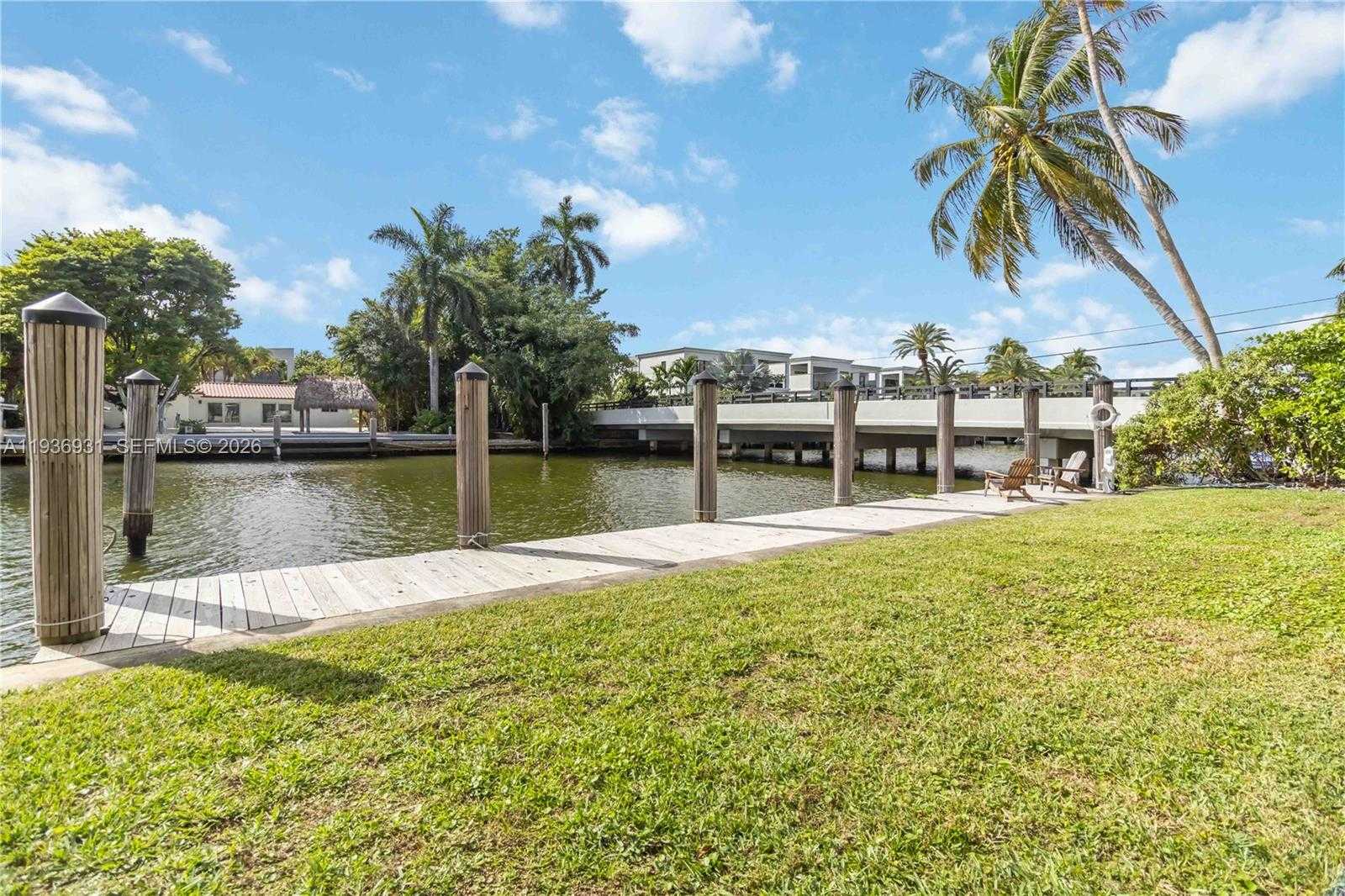 Small Image of 900 BELLE MEADE ISLAND DR, Miami Number 1