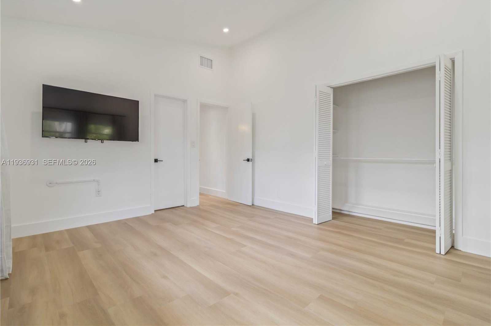 Small Image of 900 BELLE MEADE ISLAND DR, Miami Number 10