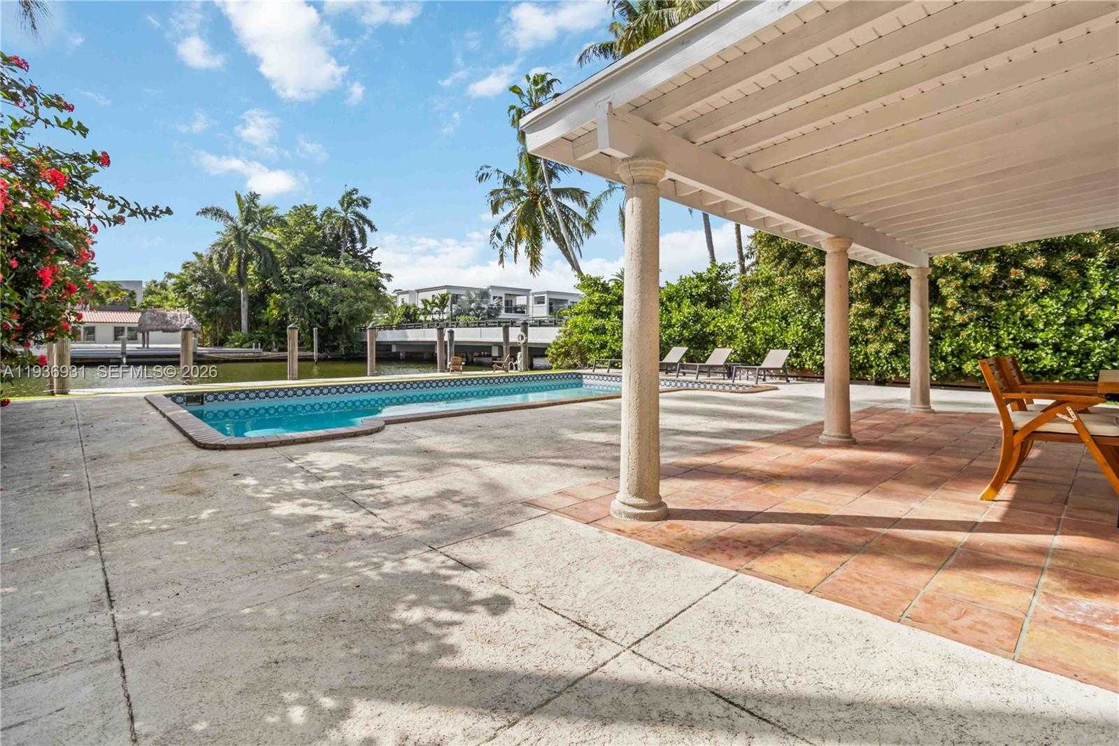 Small Image of 900 BELLE MEADE ISLAND DR, Miami Number 2