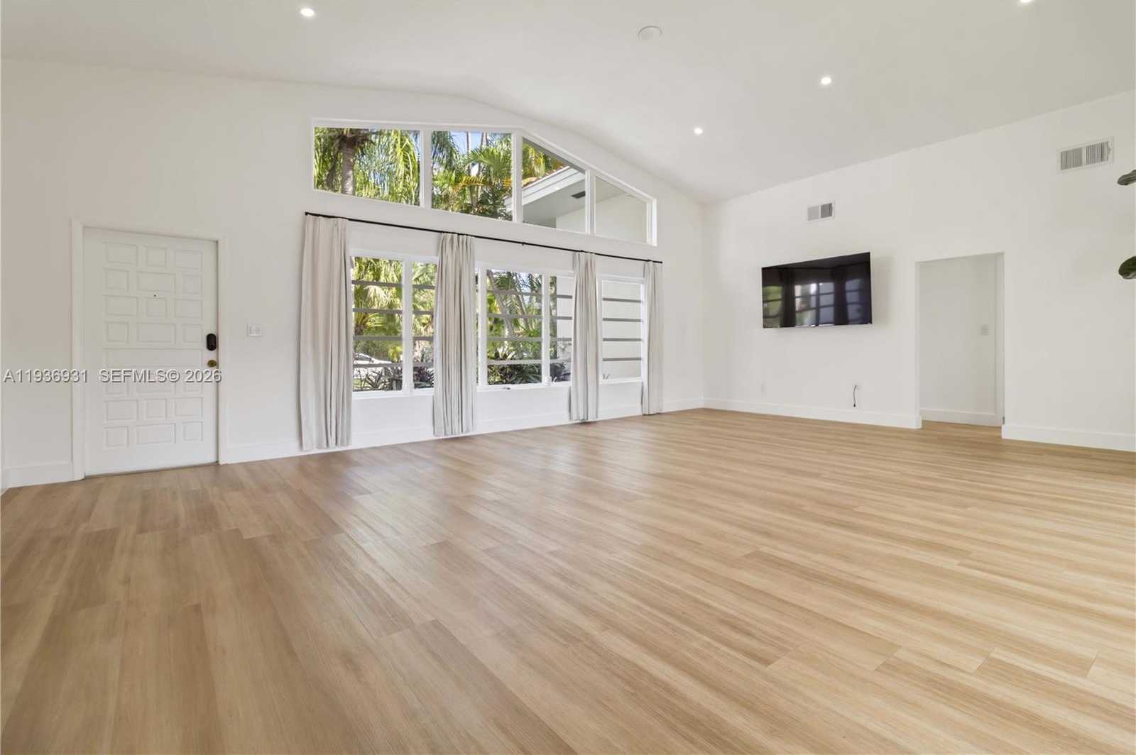 Small Image of 900 BELLE MEADE ISLAND DR, Miami Number 3