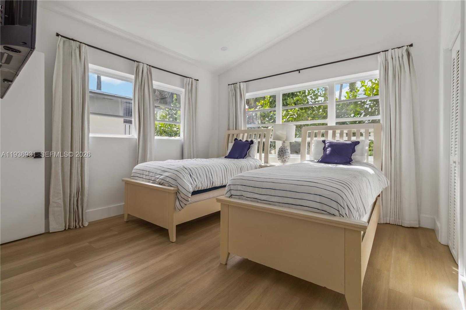 Small Image of 900 BELLE MEADE ISLAND DR, Miami Number 6