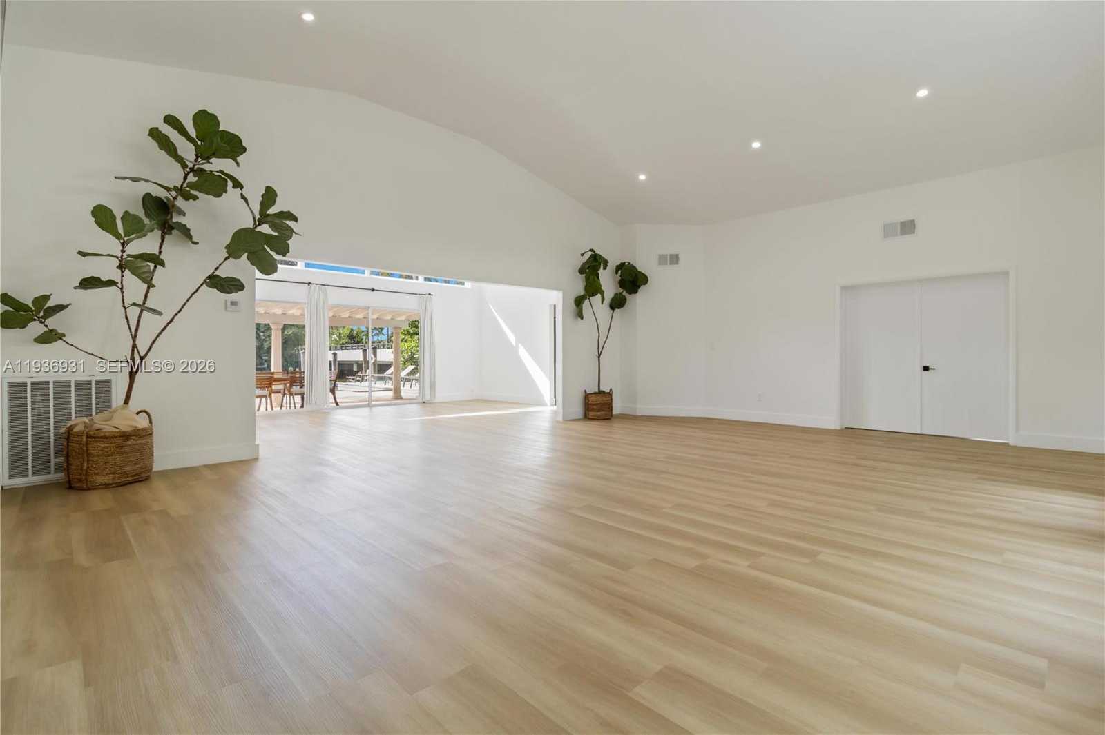 Small Image of 900 BELLE MEADE ISLAND DR, Miami Number 8