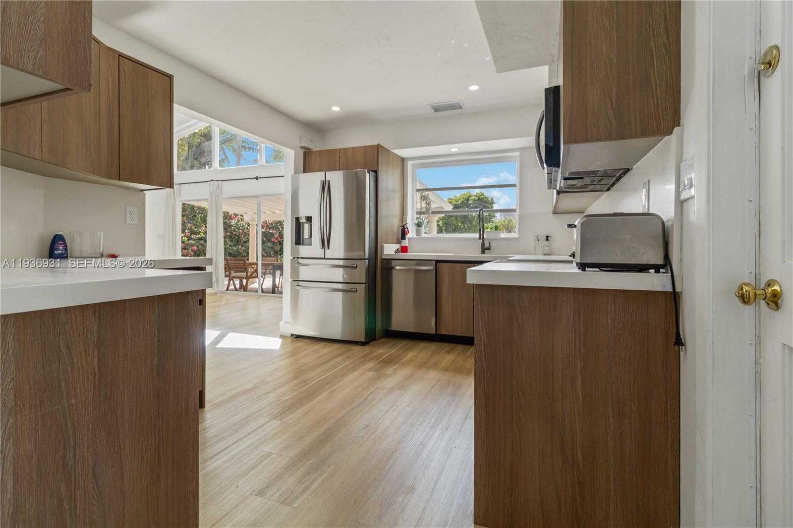 Small Image of 900 BELLE MEADE ISLAND DR, Miami Number 9