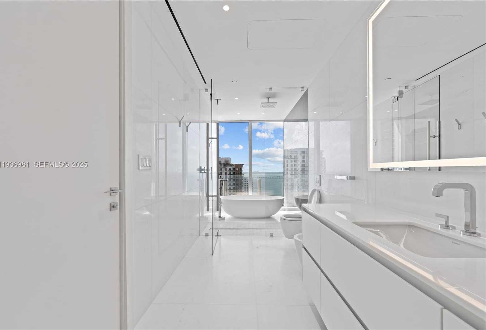 Small Image of 300 BISCAYNE BLVD WAY #3201, Miami Number 5