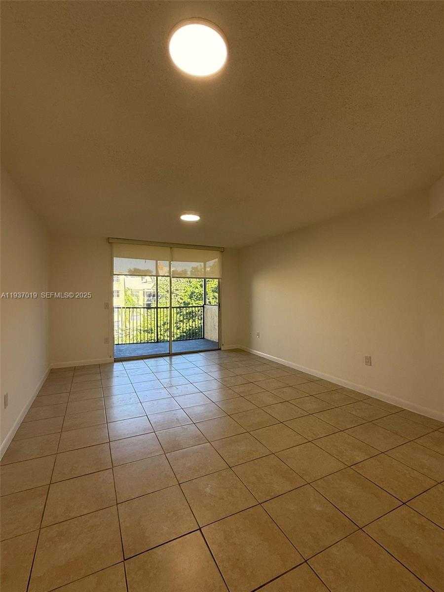 Small Image of 8343 LAKE DR #405, Doral Number 11