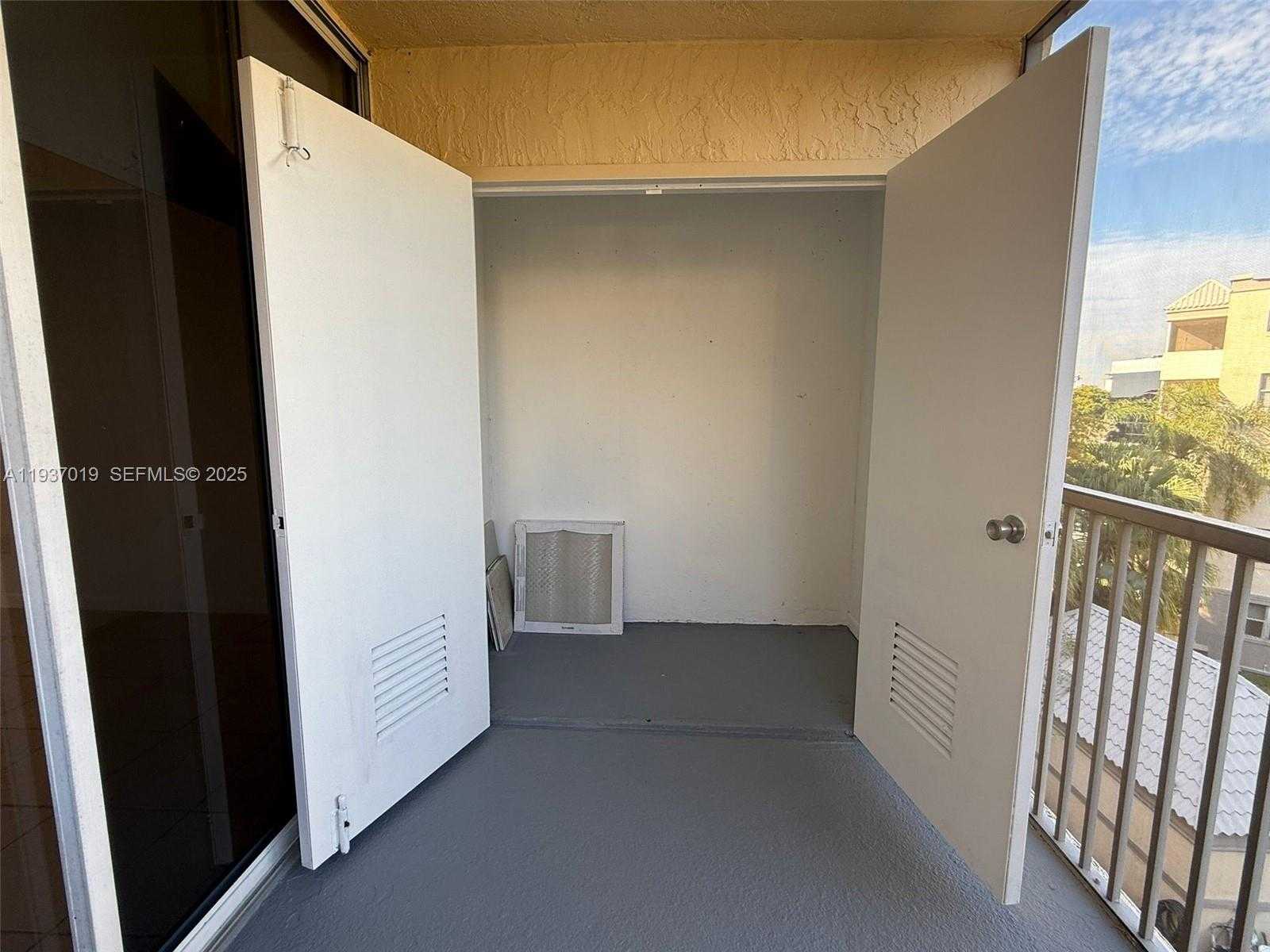 Small Image of 8343 LAKE DR #405, Doral Number 13