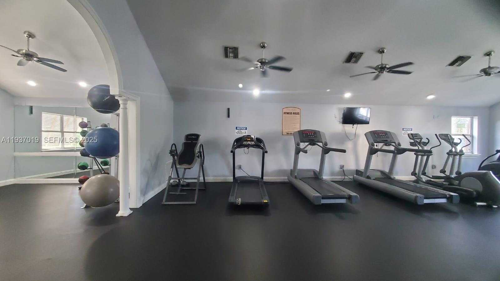 Small Image of 8343 LAKE DR #405, Doral Number 19