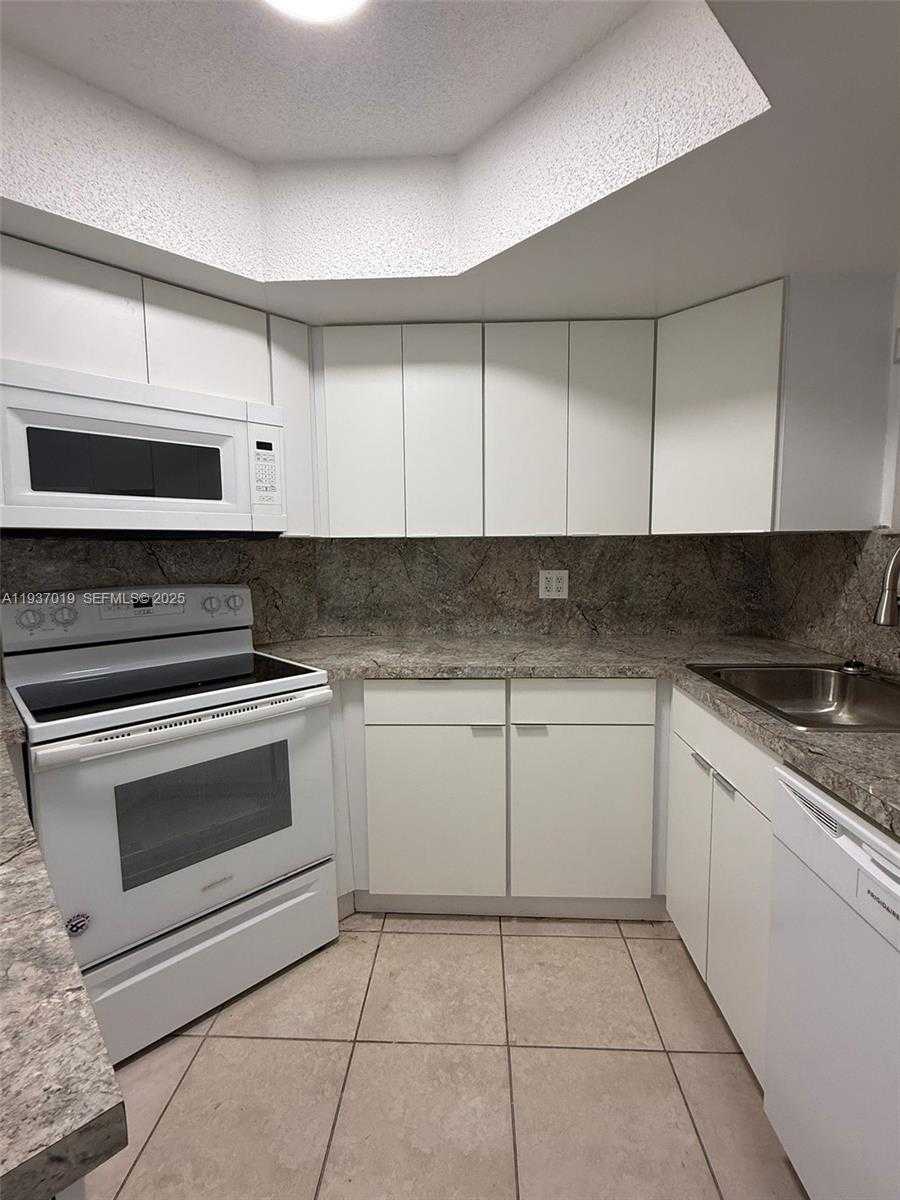 Small Image of 8343 LAKE DR #405, Doral Number 2