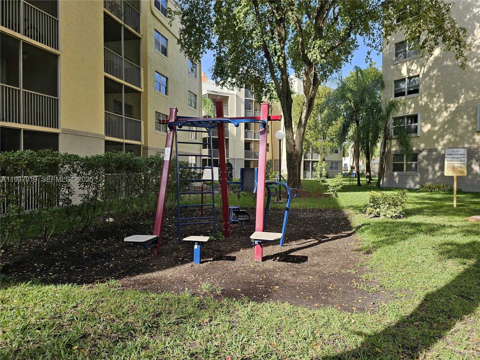Small Image of 8343 LAKE DR #405, Doral Number 23