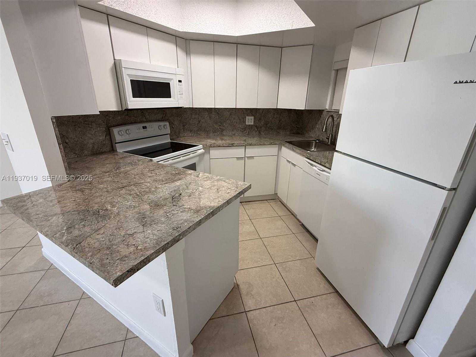 Small Image of 8343 LAKE DR #405, Doral Number 3