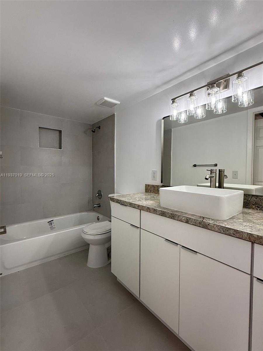Small Image of 8343 LAKE DR #405, Doral Number 4