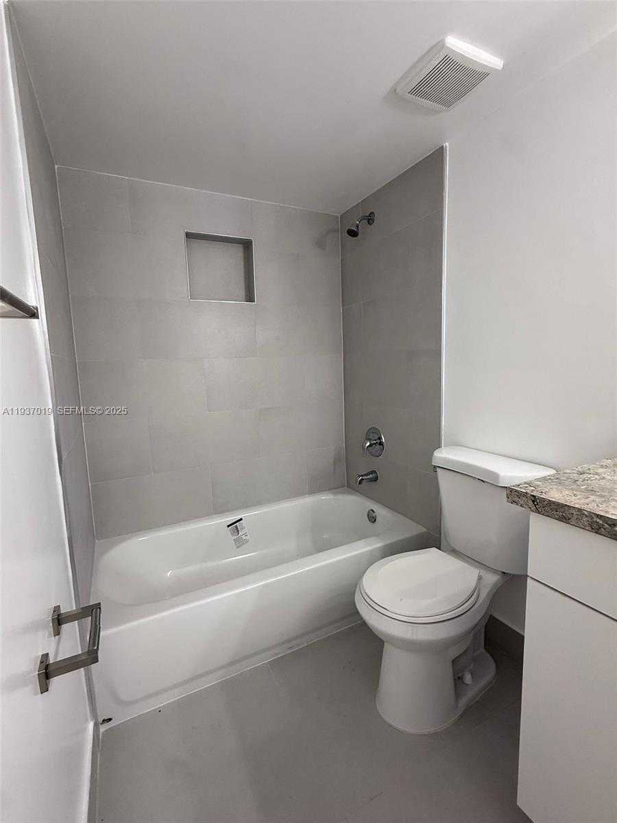 Small Image of 8343 LAKE DR #405, Doral Number 5