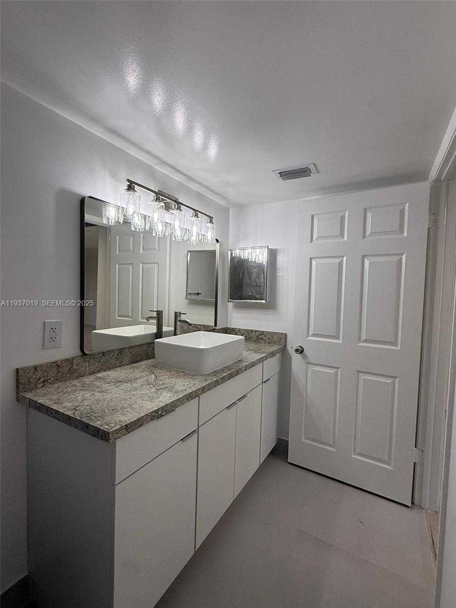 Small Image of 8343 LAKE DR #405, Doral Number 6