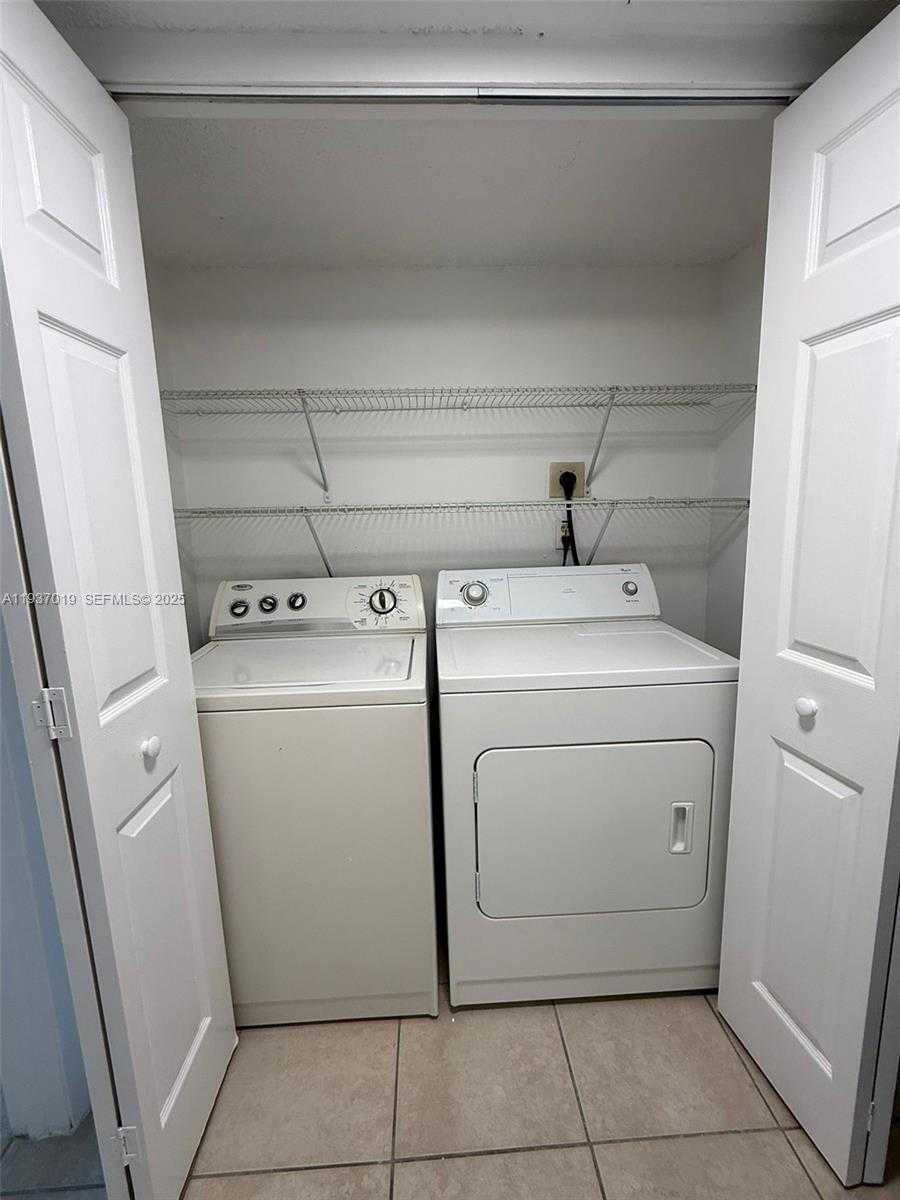 Small Image of 8343 LAKE DR #405, Doral Number 7