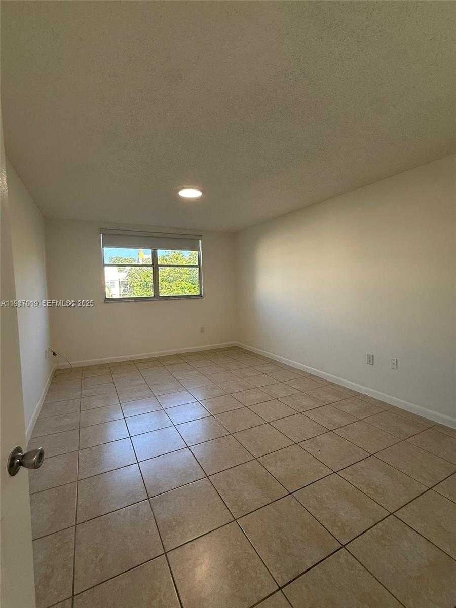 Small Image of 8343 LAKE DR #405, Doral Number 9