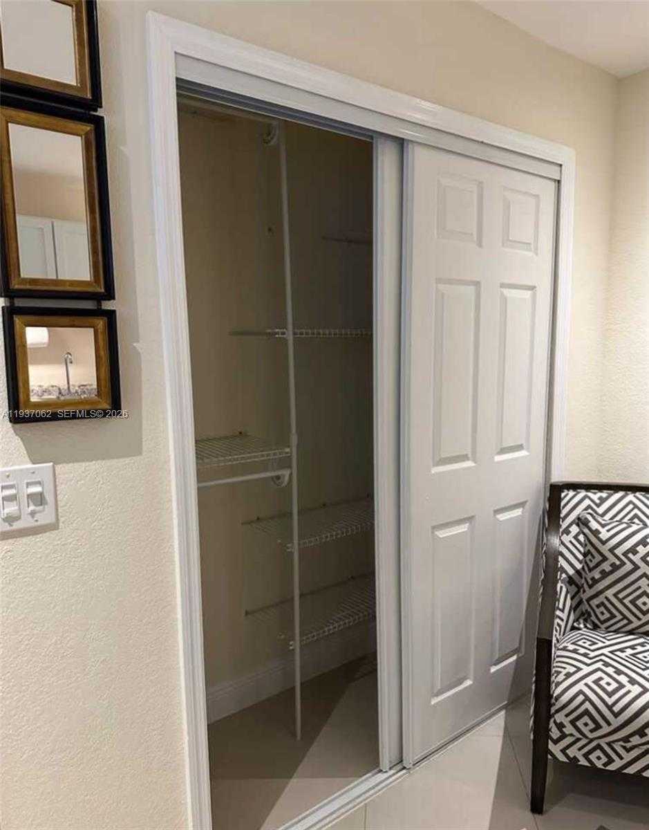 Small Image of Miami Number 5