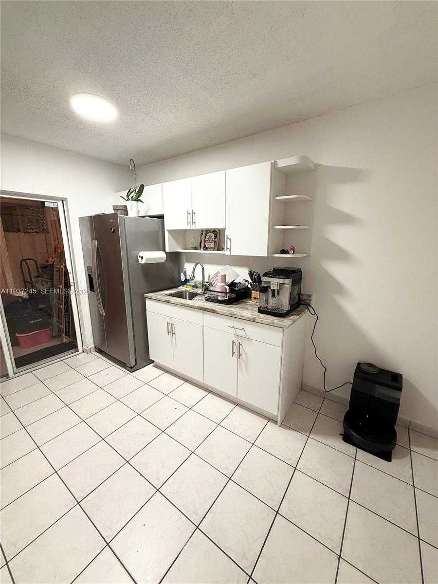 Small Image of 3262 WEST 70TH ST #101, Hialeah Number 5