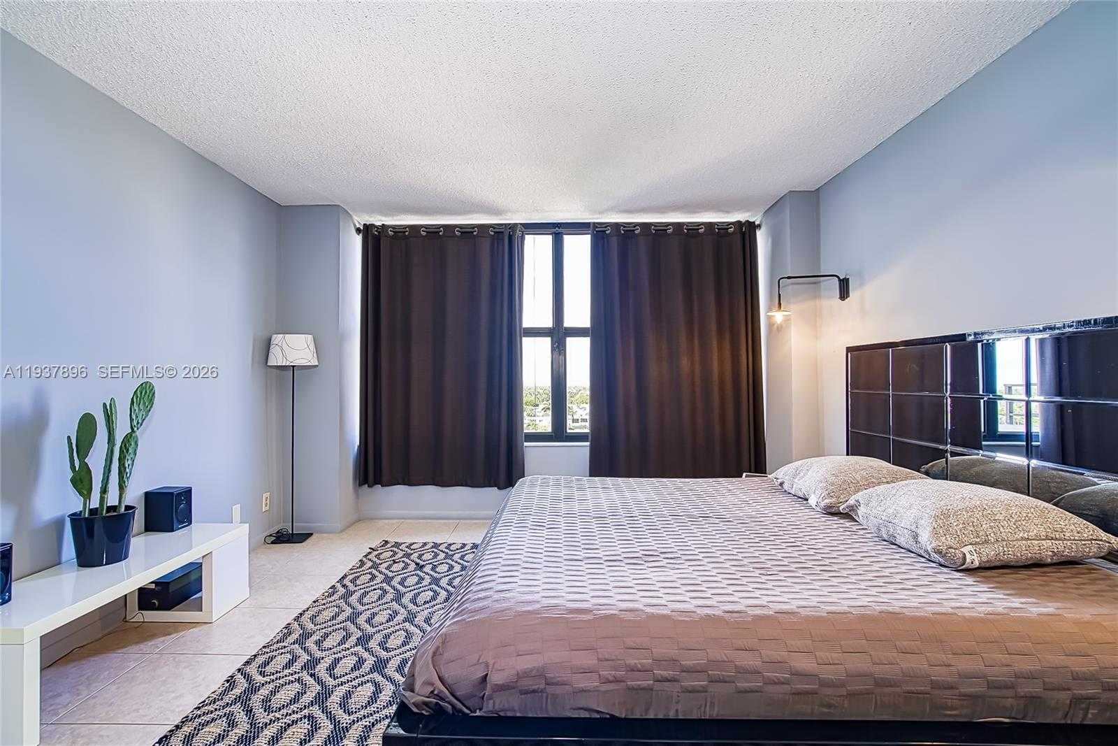 Small Image of 2500 PARKVIEW DR #911, Hallandale Beach Number 22