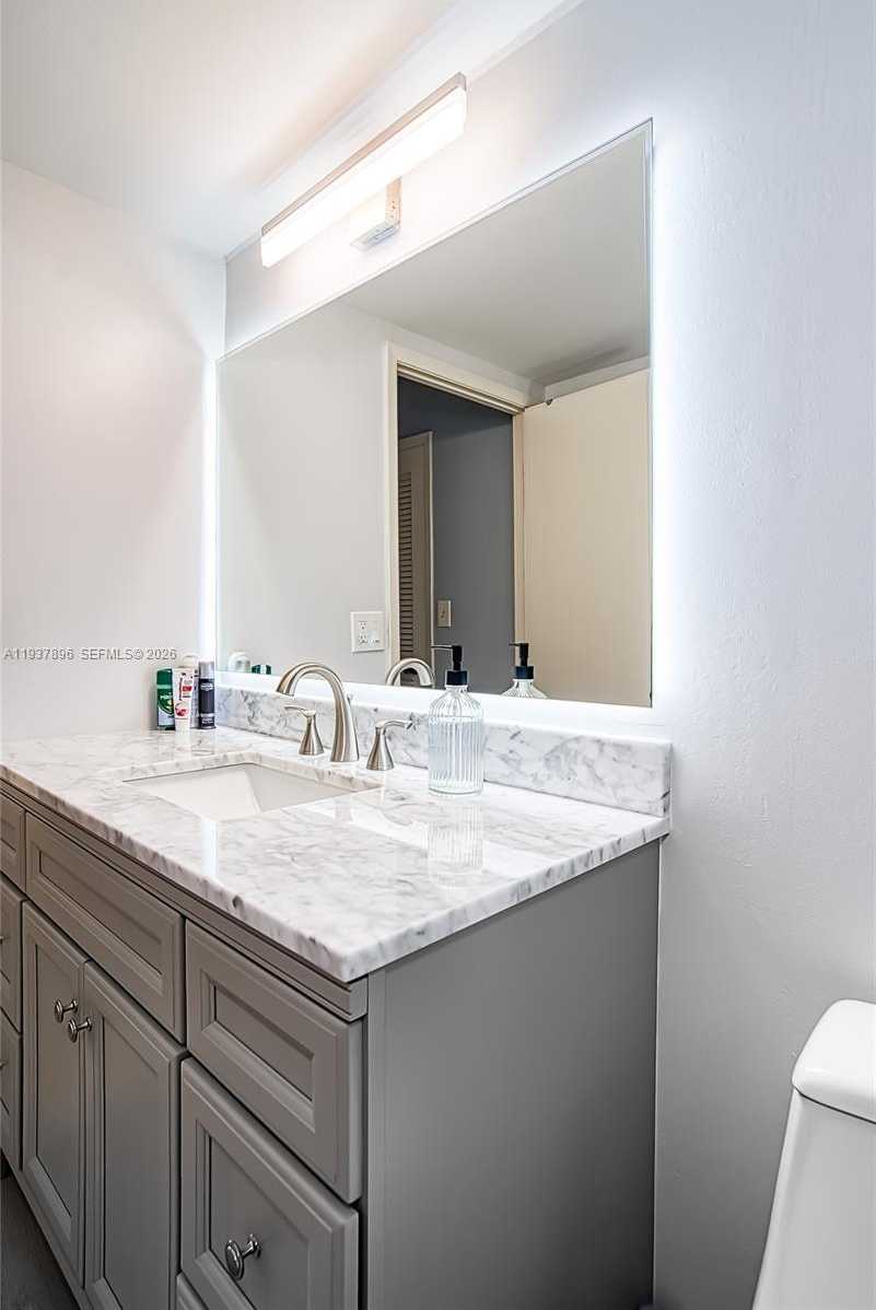 Small Image of 2500 PARKVIEW DR #911, Hallandale Beach Number 29