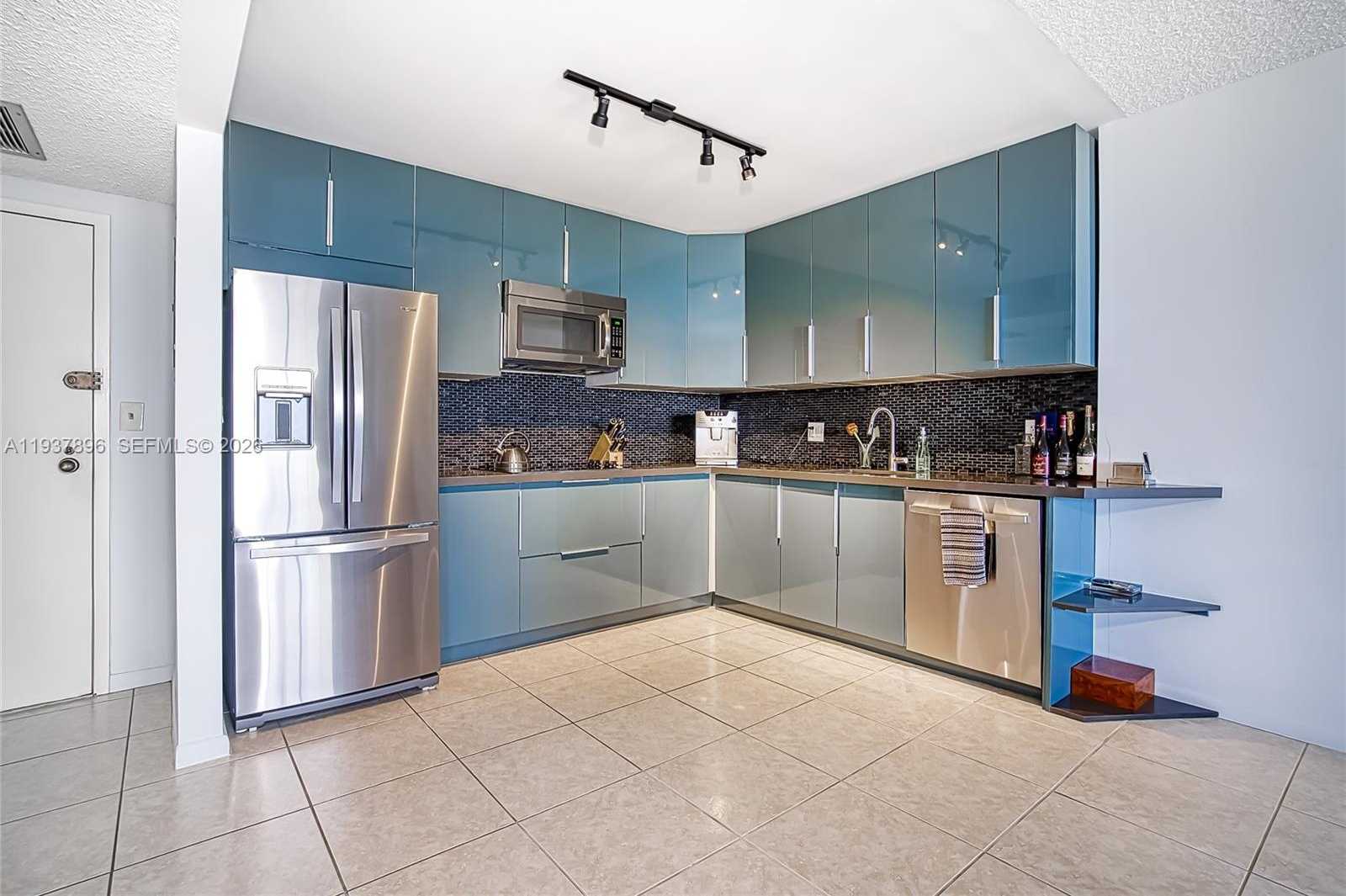 Small Image of 2500 PARKVIEW DR #911, Hallandale Beach Number 7