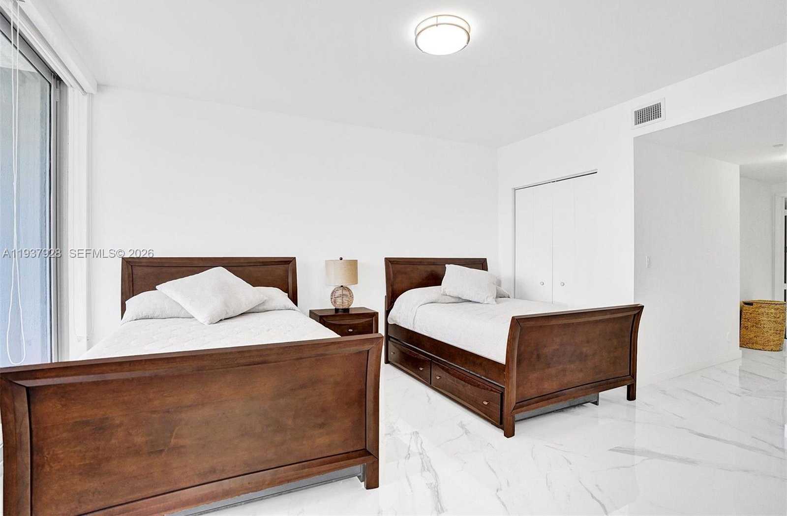 Small Image of Miami Number 33