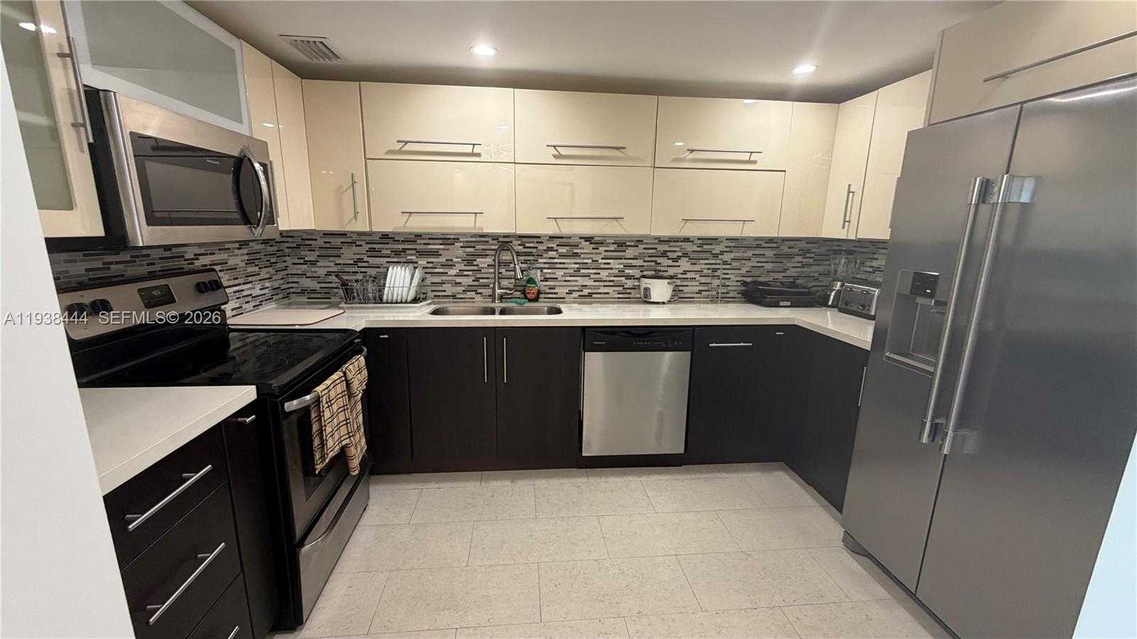 Small Image of 100 BAYVIEW DR #807, Sunny Isles Beach Number 4