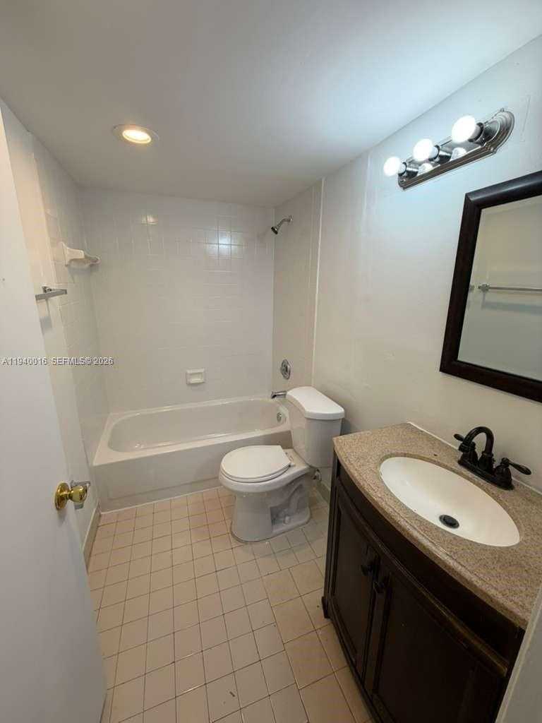 Small Image of 8160 GENEVA CT #108, Doral Number 22