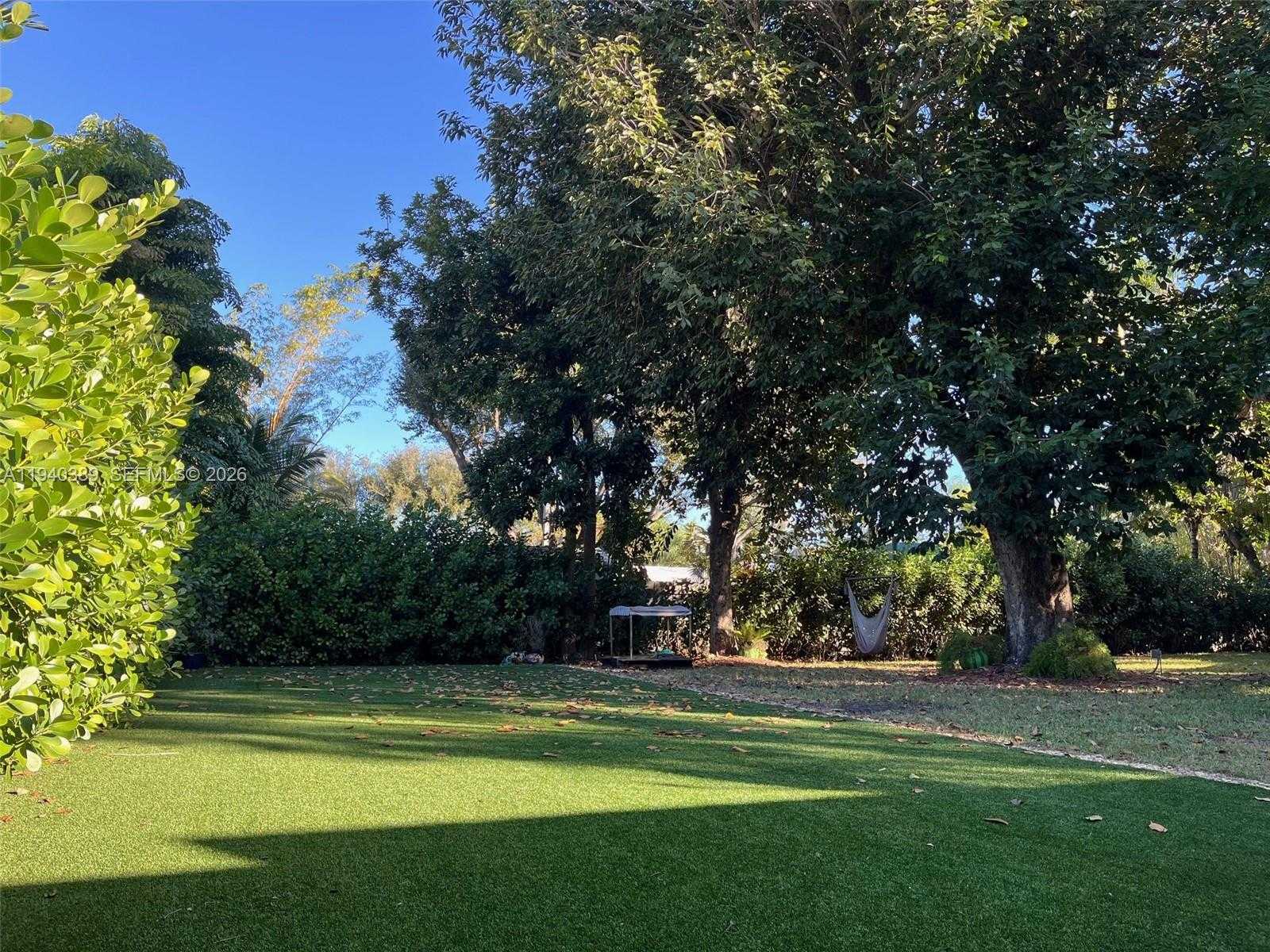 Small Image of 7975 SUNSET DR, Miami Number 2