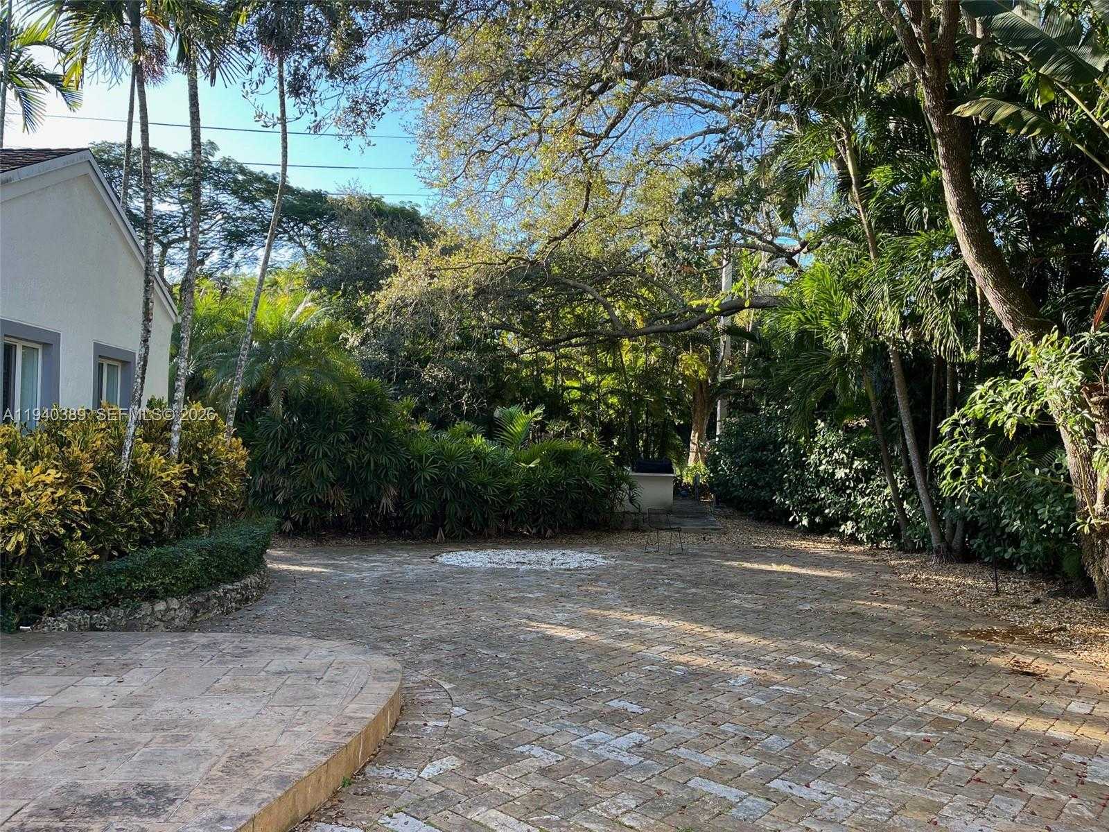 Small Image of 7975 SUNSET DR, Miami Number 3