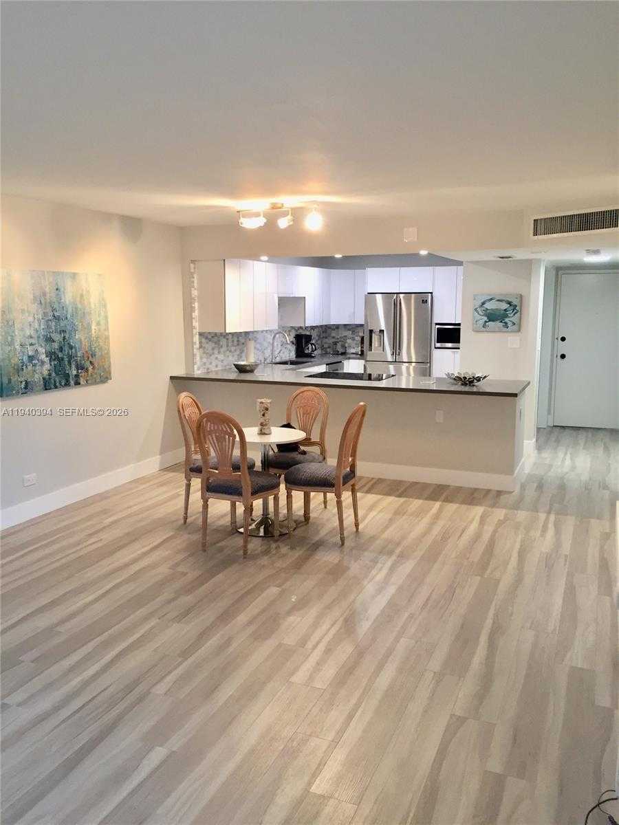 Small Image of 6039 COLLINS AVE #509, Miami Beach Number 2