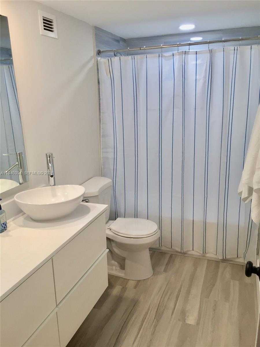 Small Image of 6039 COLLINS AVE #509, Miami Beach Number 4