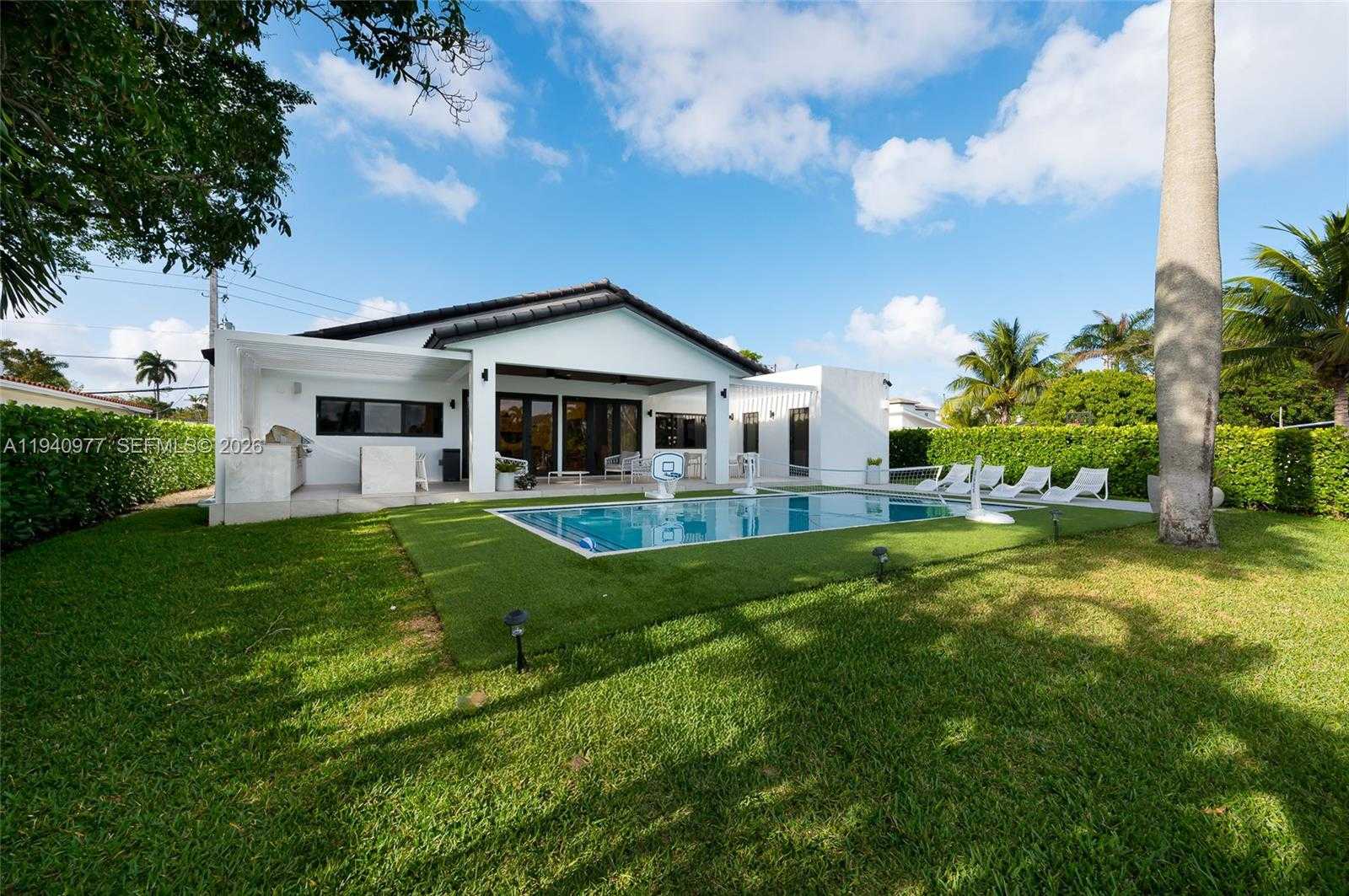 Small Image of 2560 NORTH EAST 199TH ST, Miami Number 64