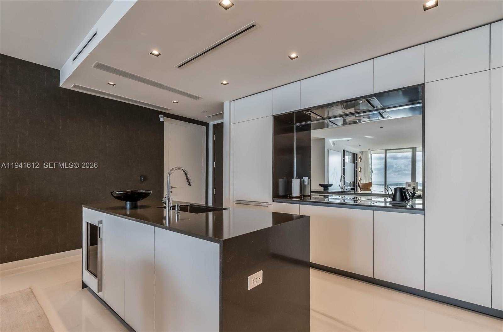 Small Image of 300 BISCAYNE BOULEVARD WAY #5105W, Miami Number 10