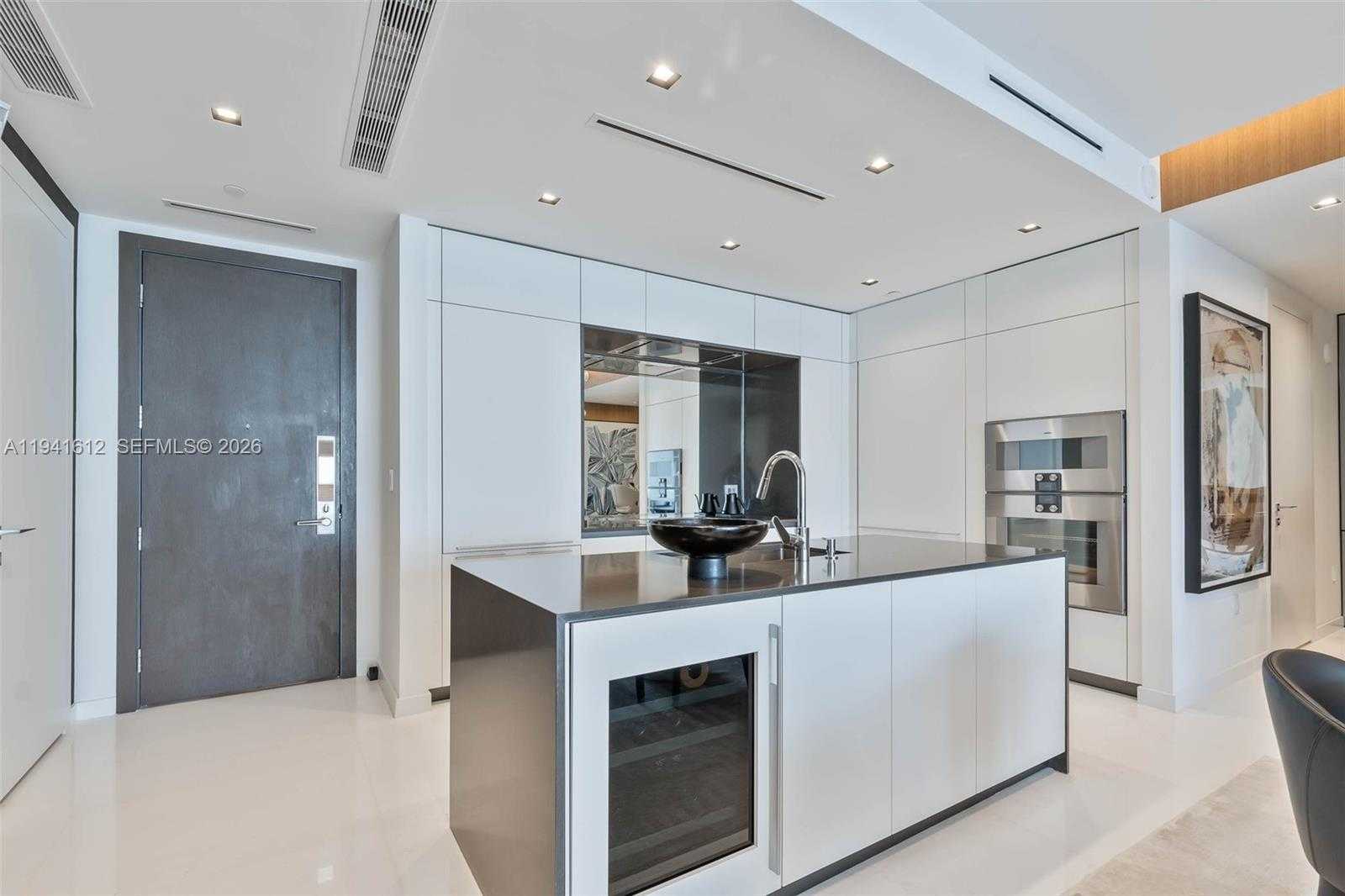 Small Image of 300 BISCAYNE BOULEVARD WAY #5105W, Miami Number 9