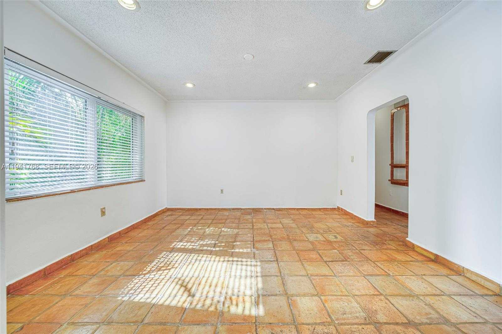 Small Image of 104 SANTANDER AVE, Coral Gables Number 10