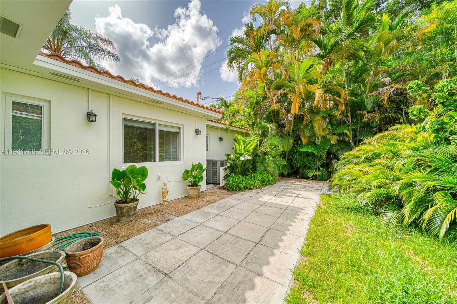 Small Image of 104 SANTANDER AVE, Coral Gables Number 33