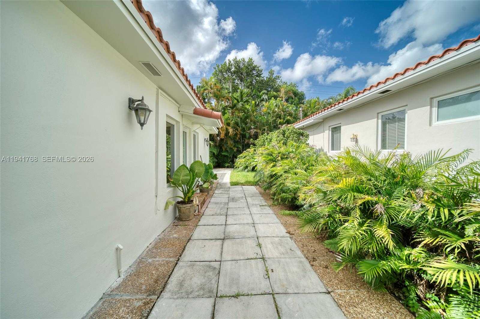 Small Image of 104 SANTANDER AVE, Coral Gables Number 34