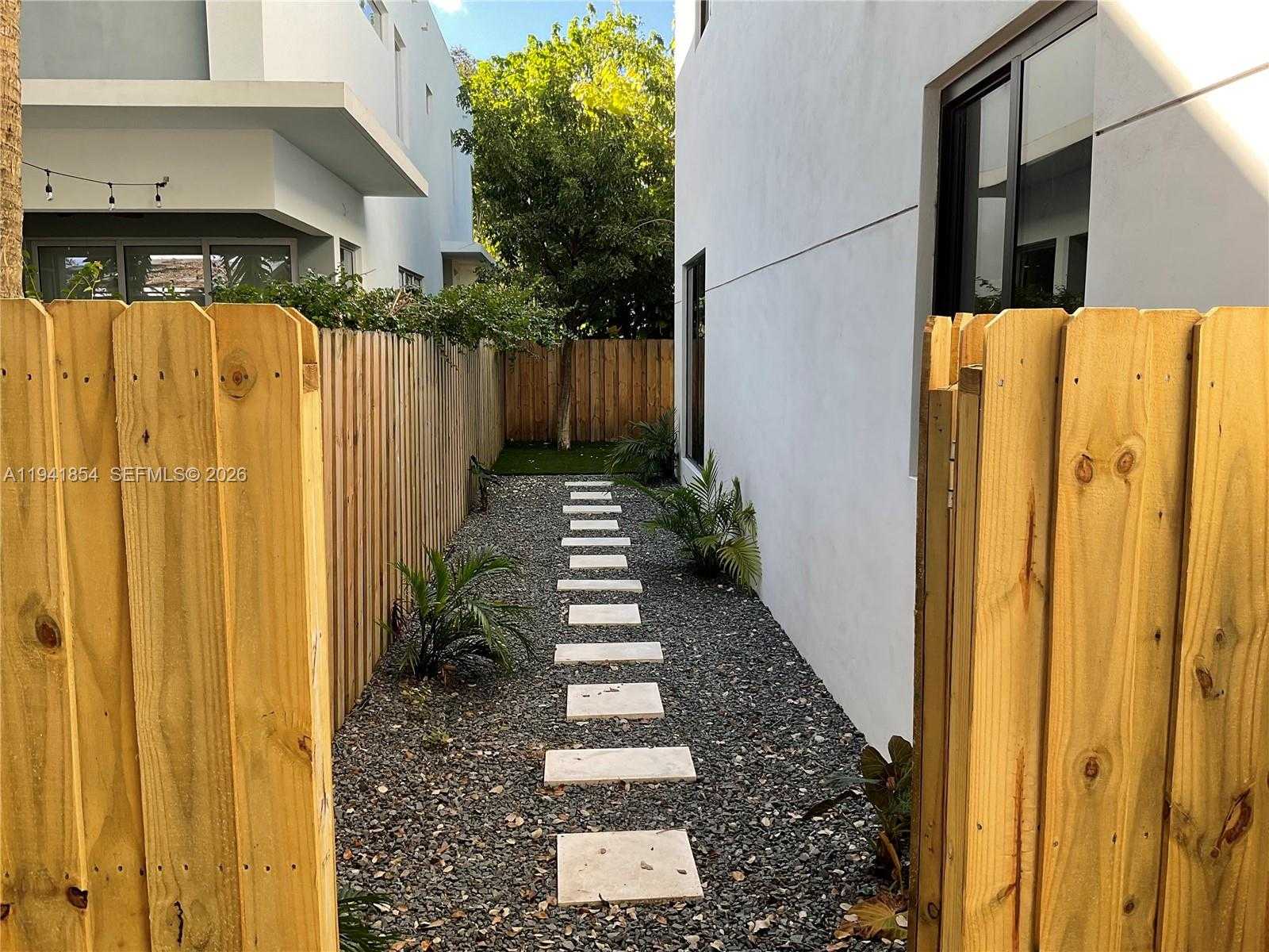 Small Image of 3376 PERRY FROW DR #A, Miami Number 4