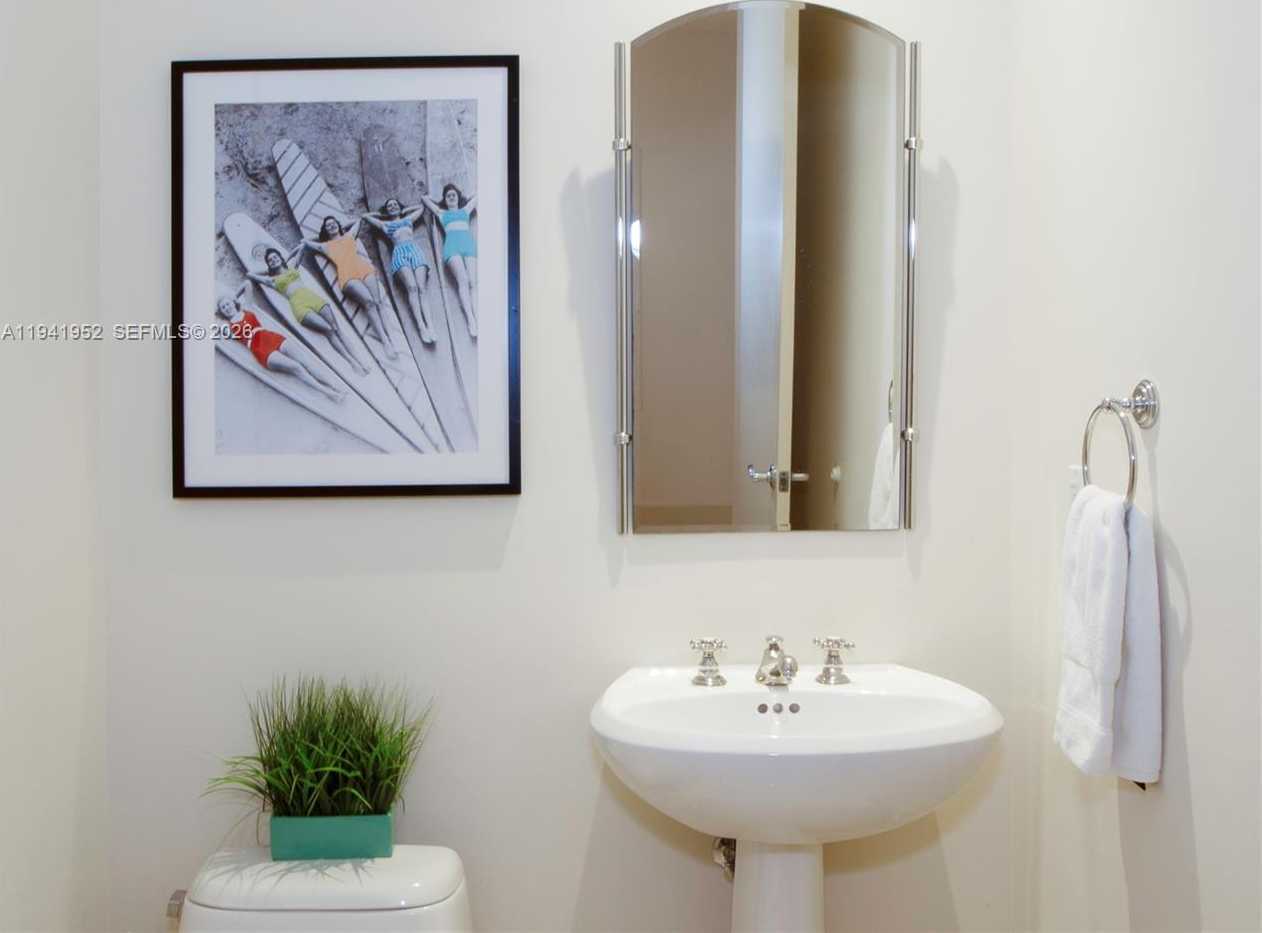 Small Image of 100 SOUTH POINTE DR #2507, Miami Beach Number 12