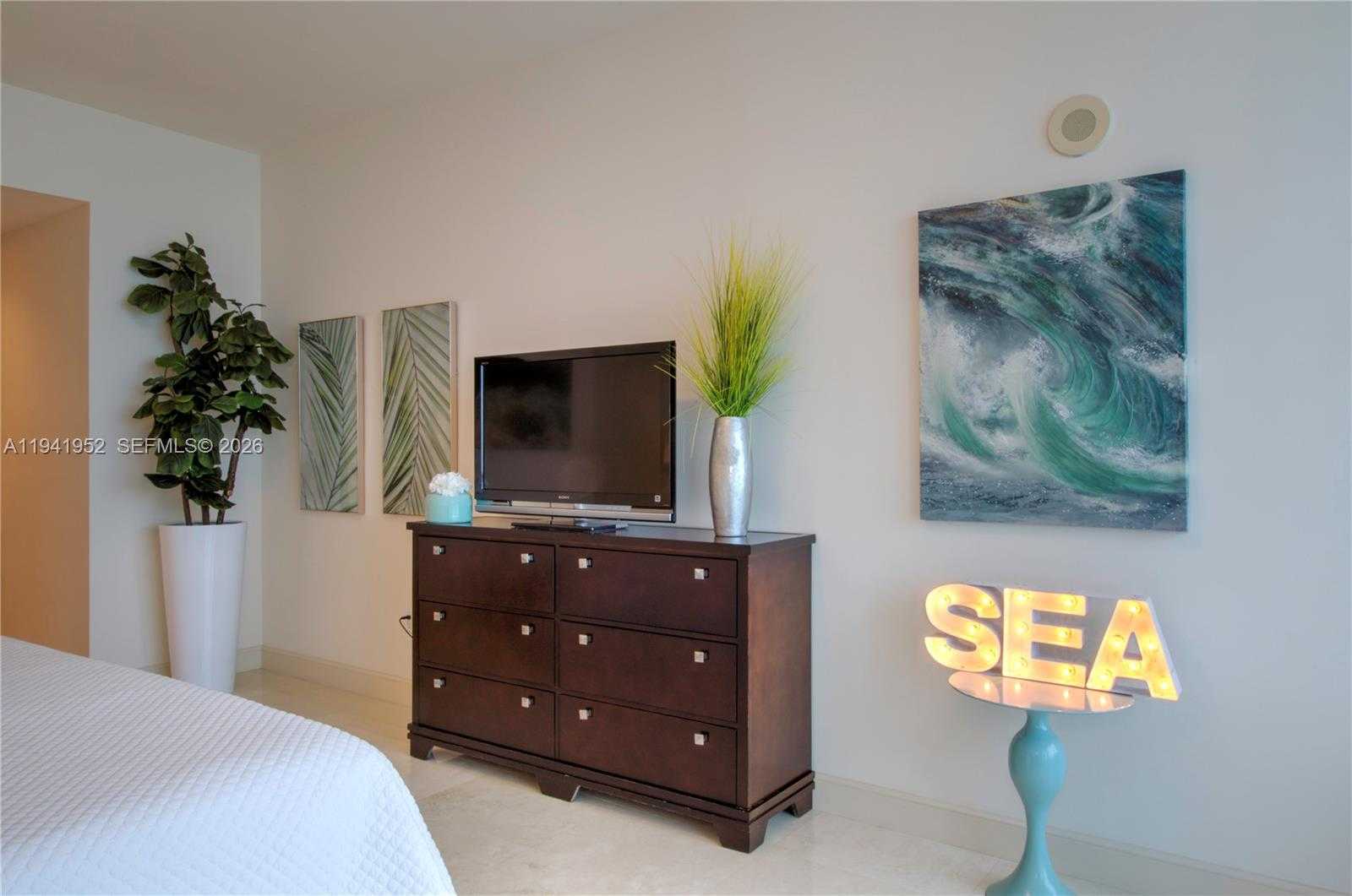 Small Image of 100 SOUTH POINTE DR #2507, Miami Beach Number 7