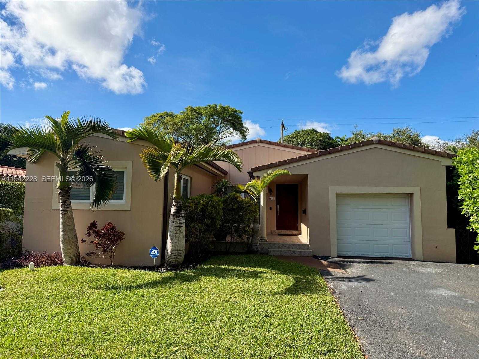 Small Image of 814 CAPRI ST, Coral Gables Number 1