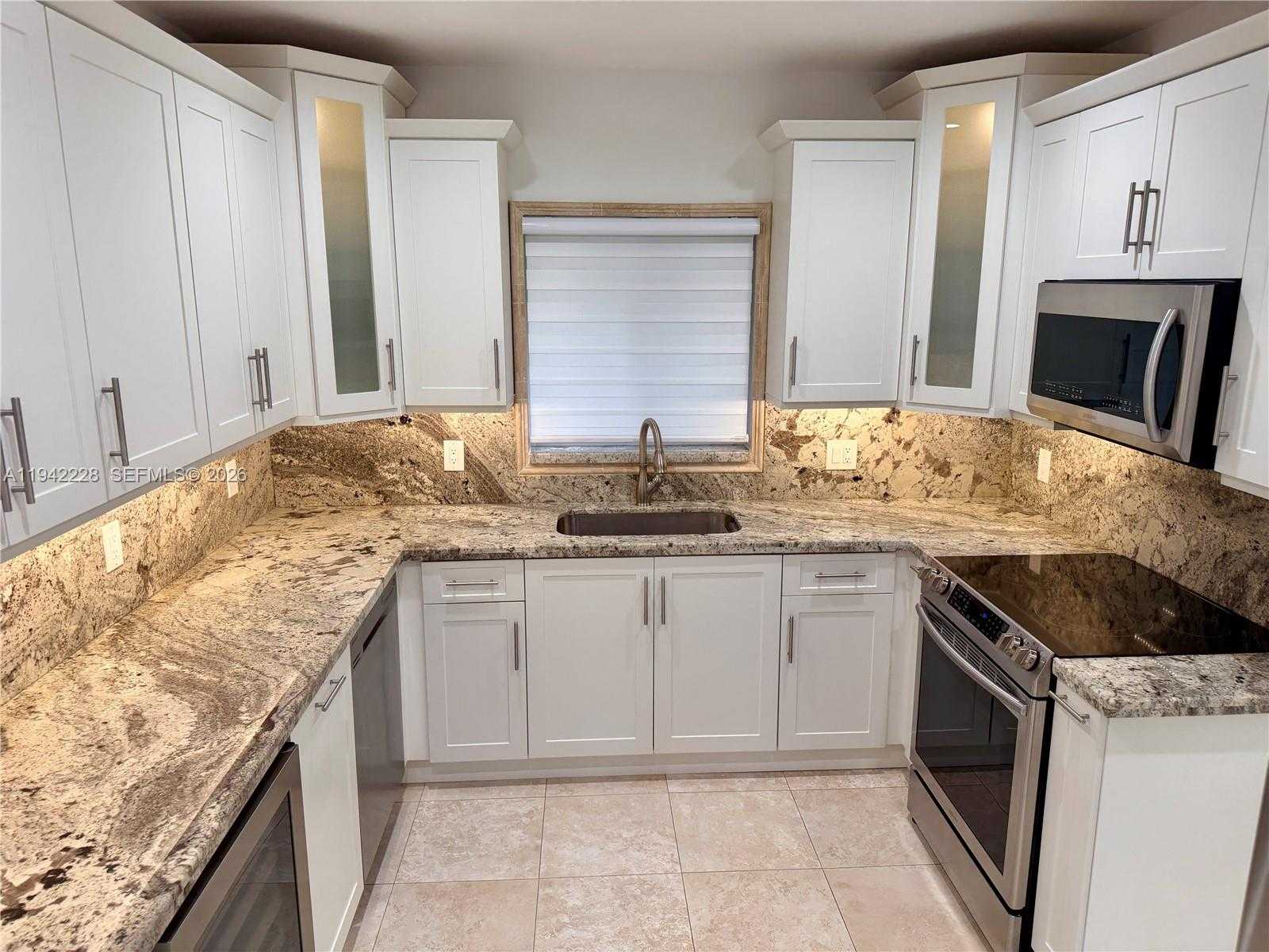 Small Image of 814 CAPRI ST, Coral Gables Number 5