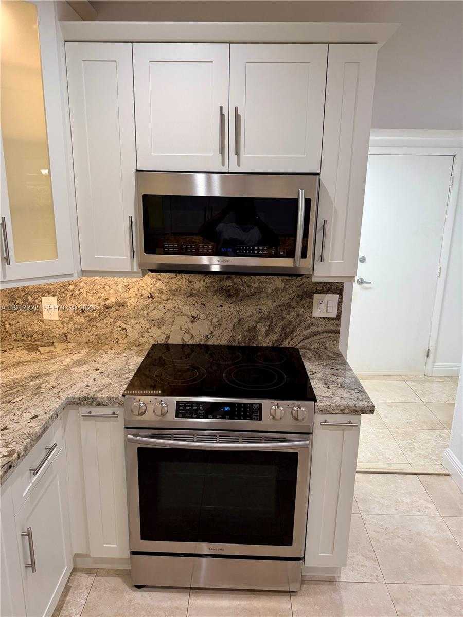 Small Image of 814 CAPRI ST, Coral Gables Number 7