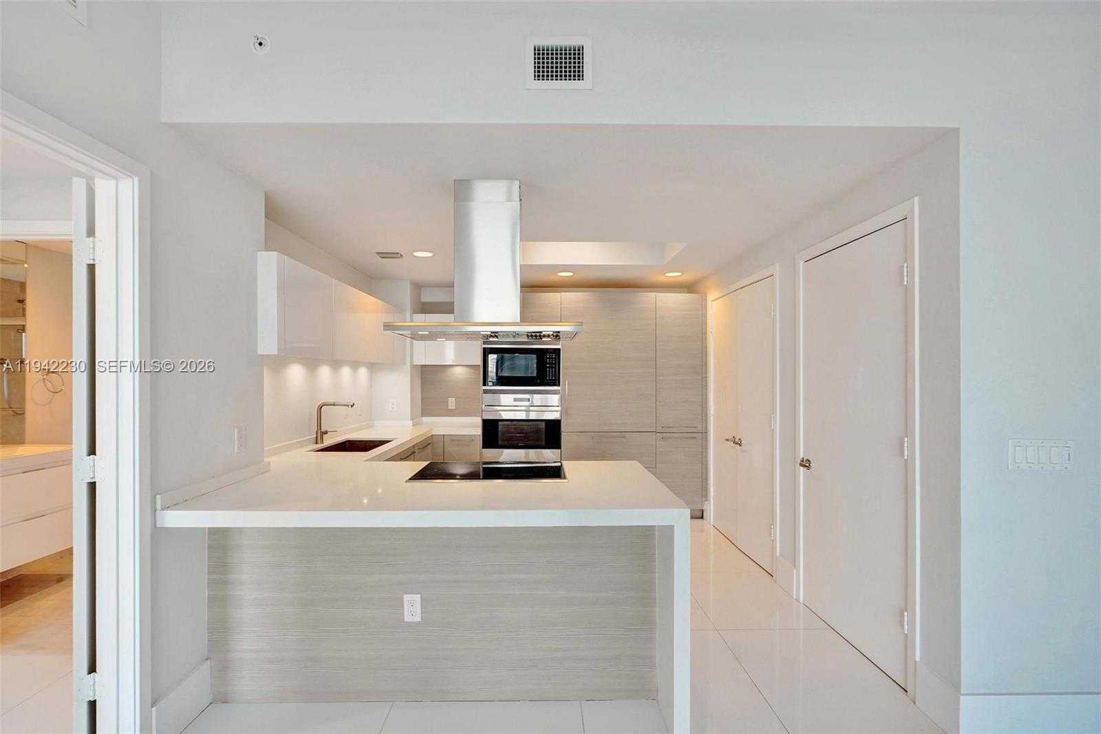 Small Image of 17301 BISCAYNE BLVD #708, North Miami Beach Number 12
