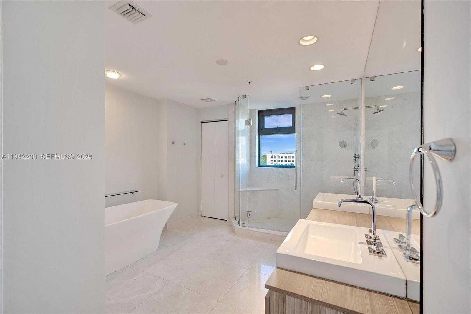 Small Image of 17301 BISCAYNE BLVD #708, North Miami Beach Number 19