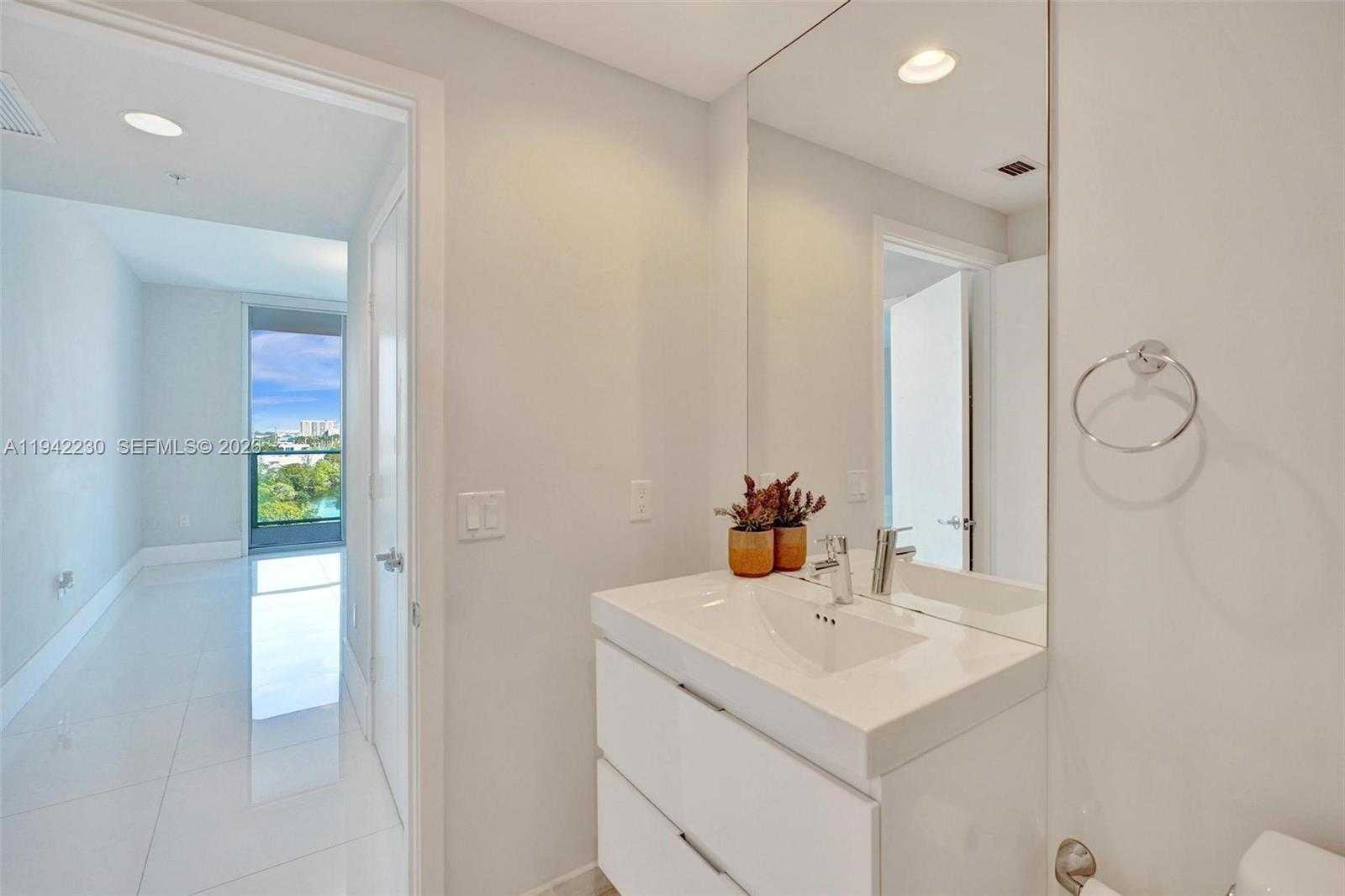 Small Image of 17301 BISCAYNE BLVD #708, North Miami Beach Number 24