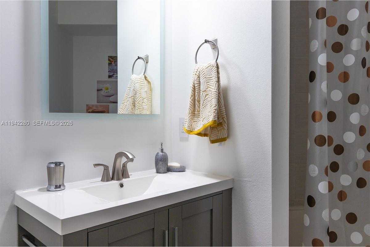 Small Image of 3165 NORTH EAST 184TH ST #6206, Aventura Number 25